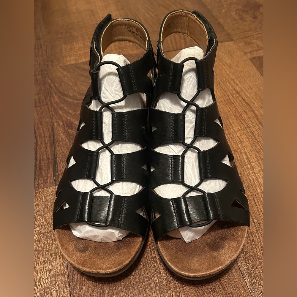 BareTraps Black strappy Sandals